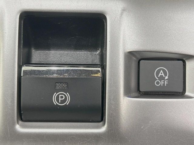 【電動パーキングブレーキ】パーキングブレーキは便利な電動式！ボタン一つで操作でき、アクセルを踏めば自動で解除されます♪レバーやペダルが無いので運転席廻りもすっきりしますね♪