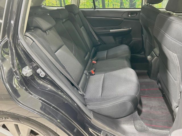 後部座席も気になるようなキズ・汚れやへたり等、大きなダメージはなく、良好な状態です。