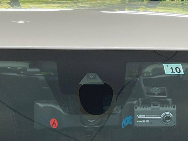 【インテリジェントエマージェンシーブレーキ】フロントカメラで前方の車両や歩行者を検知。衝突しそうな時は衝突被害軽減ブレーキが作動、衝突回避をサポート。より安全にドライブをお楽しみいただけます。