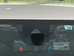【インテリジェントエマージェンシーブレーキ】フロントカメラで前方の車両や歩行者を検知。衝突しそうな時は衝突被害軽減ブレーキが作動、衝突回避をサポート。より安全にドライブをお楽しみいただけます。