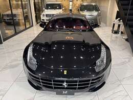 ボディーカラーネロデイトナ(黒)にインテリアはレッドの組み合わせでございます。