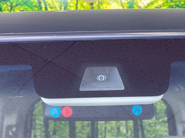 【ホンダセンシング】走行中に前方の車両等を認識し、衝突しそうな時は警報とブレーキで衝突回避と被害軽減をアシスト。より安全にドライブをお楽しみいただけます。