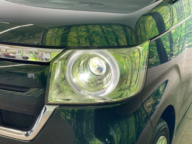 【LEDヘッドライト】悪天候や夜間走行時も良好な視界を確保し安心して運転できる高輝度LEDヘッドライトを装備！点灯速度が早く、消費電力も抑えられています。
