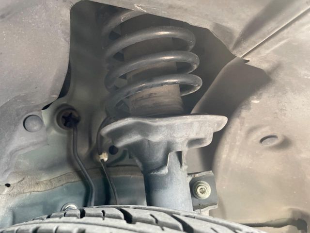 お車を安心してお乗りいただく為には、足回りの定期点検が欠かせません。サービスサポート（有償保証）では無料点検もご提供しており、安心のカーライフをお過ごしいただけるサポート体制が整っています。