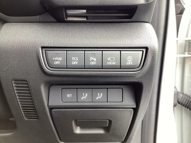 i-stopや各種安全機能のON/OFFのボタンが運転席右側に付いています。状況に応じて切替が可能です。電動パワーシートのメモリーボタンも付いています☆