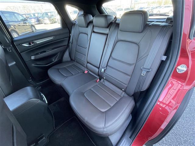 後席もゆったりドライブを楽しめます。ガリバーでご購入いただきましたら、内外装はプロこだわりのクリーニングで清潔なおクルマでご納車させていただきます！店舗での現車確認も承っています！