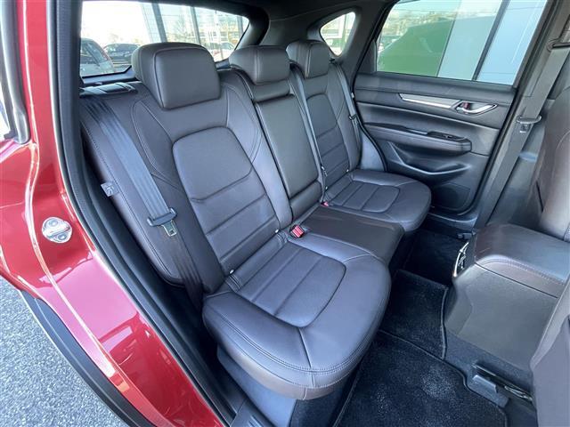 後席もゆったりドライブを楽しめます。ガリバーでご購入いただきましたら、内外装はプロこだわりのクリーニングで清潔なおクルマでご納車させていただきます！店舗での現車確認も承っています！