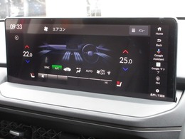 操作部に静電式タッチパネルを採用したフルオートエアコンディショナー。インターナビ同様、スマートフォン感覚の直感操作を実現しています。運転席＆助手席シートヒーターがあり、3段階に温度設定が可能です。