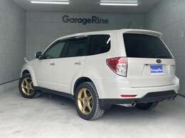 当店では鉄粉除去からポリッシャー磨きを施工しますのでボディーもピカピカです☆