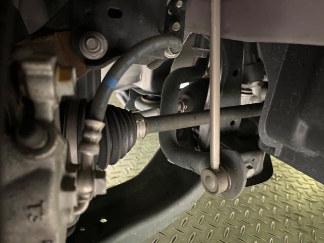 お車を安心してお乗りいただく為には、足回りの定期点検が欠かせません。サービスサポート（有償保証）では無料点検もご提供しており、安心のカーライフをお過ごしいただけるサポート体制が整っています。