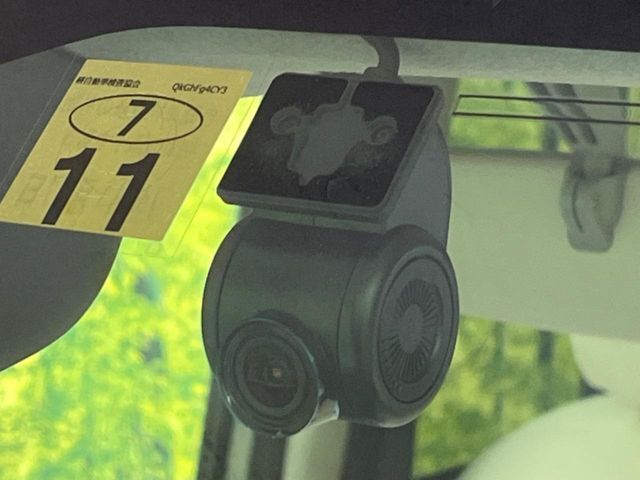 【ドライブレコーダー】安心・安全なカーライフに必須のドライブレコーダーを装備！走行中はもちろん、あおり運転や事故に遭遇した際の状況も映像で記録し、万一のリスクに備えます。