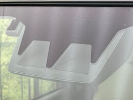 【スマートアシスト】走行中に前方の車両等を認識し、衝突しそうな時は警報とブレーキで衝突回避と被害軽減をアシスト。より安全にドライブをお楽しみいただけます。