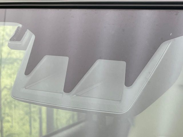 【スマートアシスト】走行中に前方の車両等を認識し、衝突しそうな時は警報とブレーキで衝突回避と被害軽減をアシスト。より安全にドライブをお楽しみいただけます。