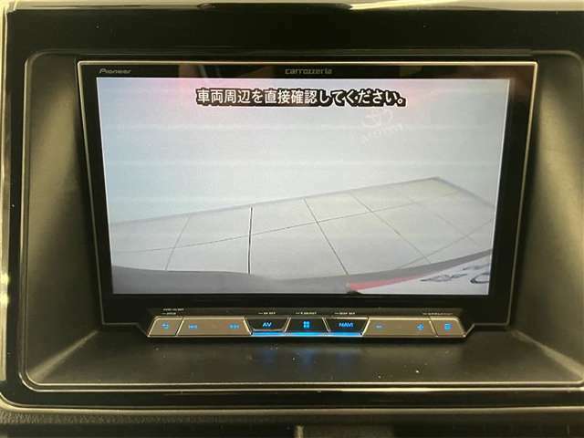 バックカメラ付きだから後方をナビ画面で確認できます。駐車などが苦手な方でも安心のアイテムです。