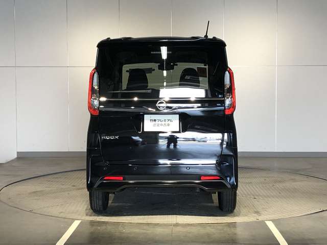 前・後方に車両や壁などの障害物がある場合、クルマが誤操作を察知して、衝突を未然に防ぎます。