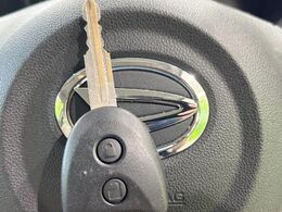 【キーレス】少し離れた場所からでもボタン一つでドアの開錠・施錠ができるのでとっても便利！ドアの鍵穴周りに傷をつけることもありません♪