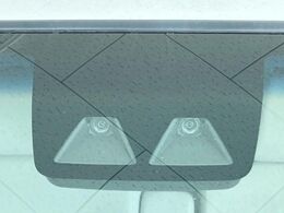 【スマートアシスト】走行中に前方の車両等を認識し、衝突しそうな時は警報とブレーキで衝突回避と被害軽減をアシスト。より安全にドライブをお楽しみいただけます。