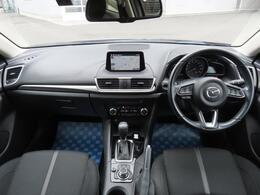 【室内】黒を基調とした落ち着いた室内です☆