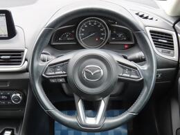 【革巻きステアリング】滑らかな本革の質感は、手によく馴染みます。ウレタンステアリングとは一味違うこの肌さわり！ぜひ触ってみてください！！