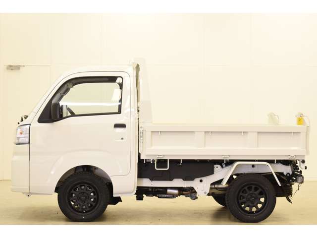 迫力のダンプにHARDCARGOのホイールがマッチしています。