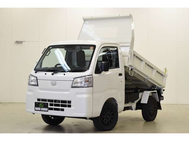 リンクアーム式で、大型ダンプと同様の構造です。