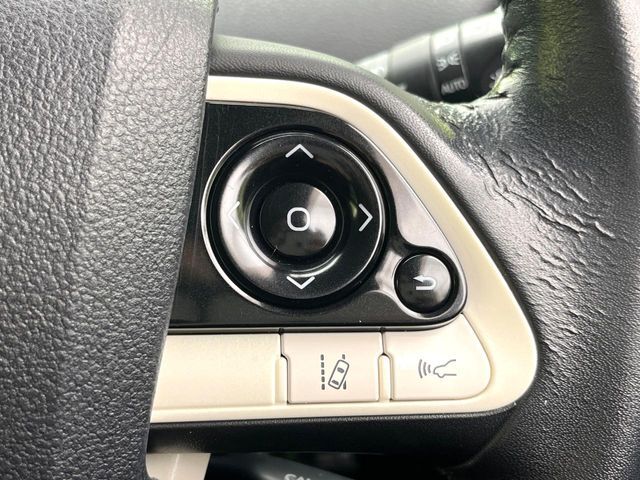 【レーントレーシングアシスト】高速道路走行時、車線からはみ出しそうになるとレーンの中央を走るようにステアリング操作をアシスト。より安全な運転をサポートしてくれます！