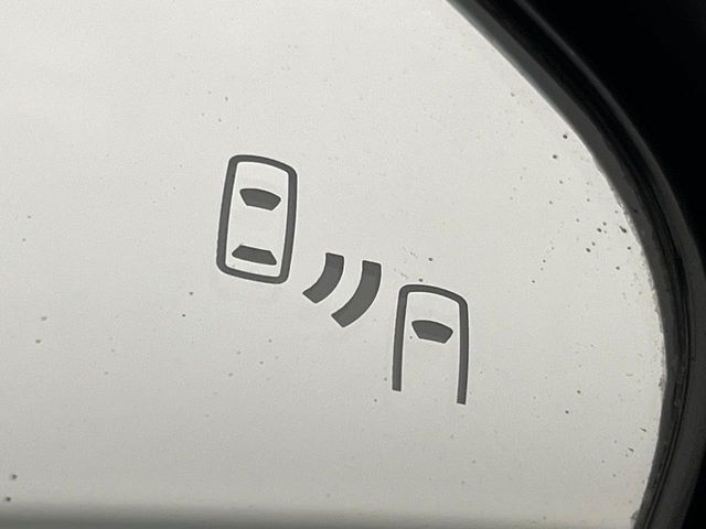 【ブラインドスポットモニター】走行中、ドアミラーの死角になりやすい箇所に後続車が接近するとサイドミラーのレンズに警告を表示！ドライバーに注意喚起をしてくれます。