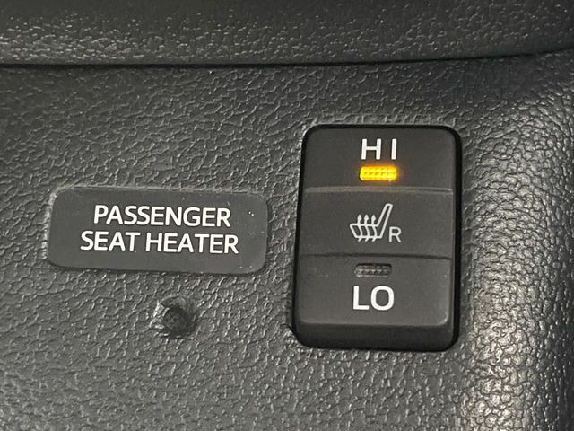【前席シートヒーター】寒い日に重宝するシートヒーター！エアコンより早く温まってくれるので寒がりの人も安心ですね♪エアコンの温風は乾燥するから苦手、という方にもをおすすめです。