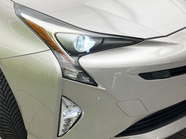 【LEDヘッドライト】悪天候や夜間走行時も良好な視界を確保し安心して運転できる高輝度LEDヘッドライトを装備！点灯速度が早く、消費電力も抑えられています。