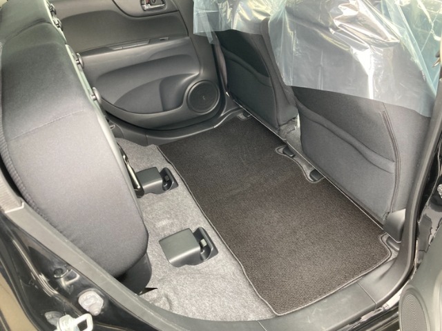 座面を持ち上げれば背の高い荷物も載せられます。