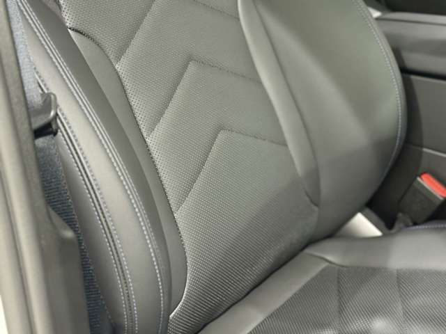 サービス工場は当営業所より徒歩約1分。BMWの厳しい試験を突破した　　マイスター　　が多数在籍しております。ご購入後の納車前整備をしっかりいたします。楽しいBMWライフをおすごしください。