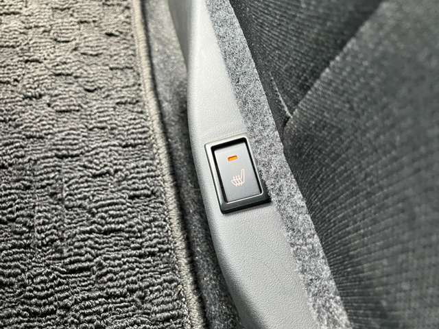運転席助手席シートヒーター！ボタン1つで、寒い日もエアコンよりも先にシートを電動で温めてくれます！これは嬉しい装備ですね！