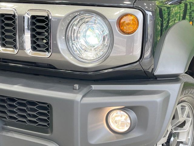 【LEDヘッドライト】悪天候や夜間走行時も良好な視界を確保し安心して運転できる高輝度LEDヘッドライトを装備！点灯速度が早く、消費電力も抑えられています。
