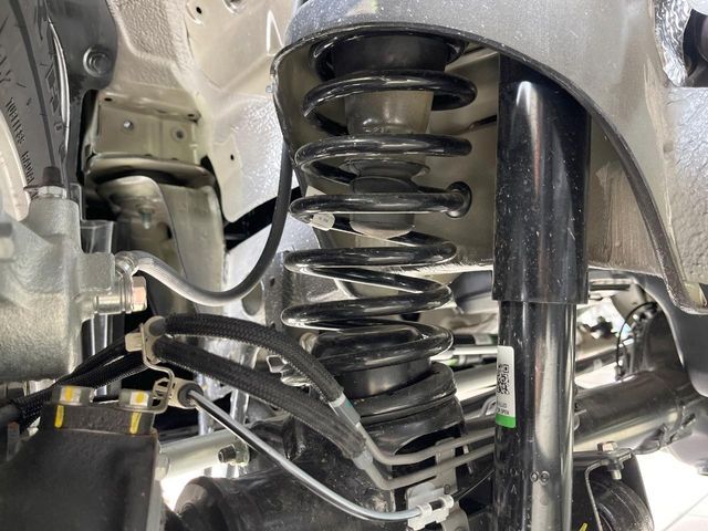 お車を安心してお乗りいただく為には、足回りの定期点検が欠かせません。サービスサポート（有償保証）では無料点検もご提供しており、安心のカーライフをお過ごしいただけるサポート体制が整っています。