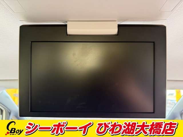 【フリップダウンモニター】　嬉しい後席モニターを装備♪後席の方も画面を見ながらゆったりとくつろいで頂けます！お子様も大喜びですね☆