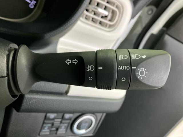 WECARSの展示場では実際に見て、触ってお車をお選びいただけます！知識の豊富な営業スタッフが様々なカーライフをご提案いたします！