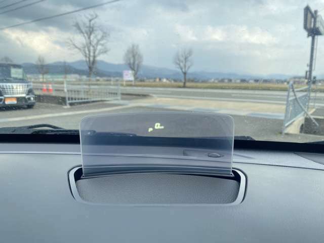【ヘッドアップディスプレイ】フロントガラスに投影されるので目線を落とすことなくスピードメーターなどの情報が確認できます