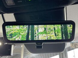 【デジタルインナーミラー】後席の大きな荷物や同乗者で後方が確認しづらい時でも安心！カメラが撮影した車両後方の映像をルームミラー内に表示。クリアな視界で状況の確認が可能です！