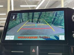 【バックカメラ】駐車時に後方がリアルタイム映像で確認できます。大型商業施設や立体駐車場での駐車時や、夜間のバック時に大活躍！運転スキルに関わらず、今や必須となった装備のひとつです！