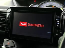【純正ナビ】人気の純正ナビを装備しております。ナビの使いやすさはもちろん、オーディオ機能も充実！キャンプや旅行はもちろん、通勤や買い物など普段のドライブも楽しくなるはず♪