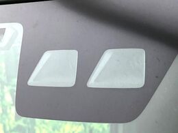 【スマートアシスト】走行中に前方の車両等を認識し、衝突しそうな時は警報とブレーキで衝突回避と被害軽減をアシスト。より安全にドライブをお楽しみいただけます。