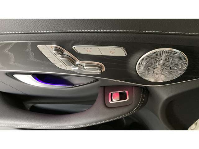 【メモリー付パワーシート】シートをかたどった調整スイッチはメルセデス・ベンツが特許を持っています。様々な体型の乗員に合わせた、きめ細かい調整が可能になっています。