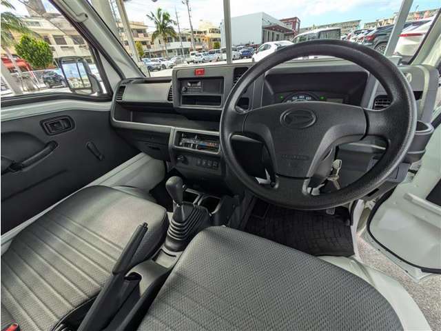 見通しのよいすっきりとした視界で、誰でも運転しやすいです。運転のしやすさは疲れにくさにも繋がりますよ♪