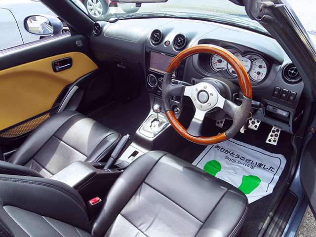 視界が広く運転しやすいように設計された運転席周り。運転が苦手なお客様でもこれなら安心ですね。