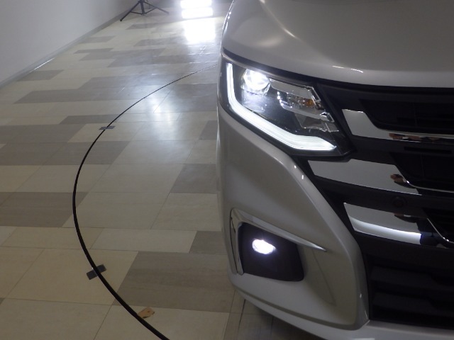 LEDヘッドライト！省電力で明るく遠くまで照らし、夜道や雨天時などの安心感を高めます☆点灯の瞬間から光量を放つLEDの特性により、トンネルへの進入直後などでも安心感のある視界を提供します！