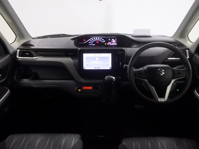 ドライバーを包み込むように、ディスプレーやスイッチ、コンソールを配置。座った瞬間から運転への期待が！空間そのものの心地よさにこだわっています。