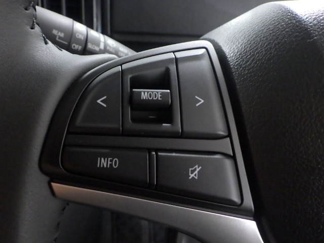 ハンドルにオーディオの操作スイッチが装備されています！視線を前方から外さずハンドルから手を離さずに操作できるのでとっても安全ですね♪