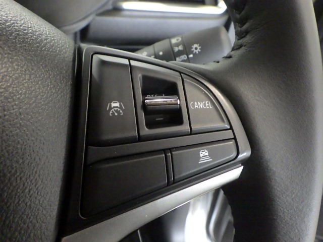 ハンドル右側にはクルーズコントロールのスイッチが装備され運転中の操作も安心して行えます！