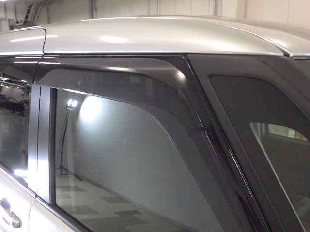 雨天時の換気に役立つドアバイザーを装備☆陽射しを遮る効果もありますので、人気の用品です☆