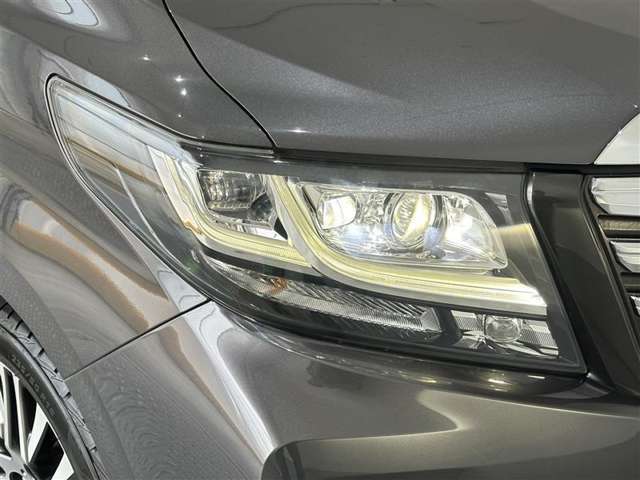 LEDヘッドライトです。デザイン性がよくとても明るいので、夜間の走行や悪天候でも安心です。しかも長寿命！